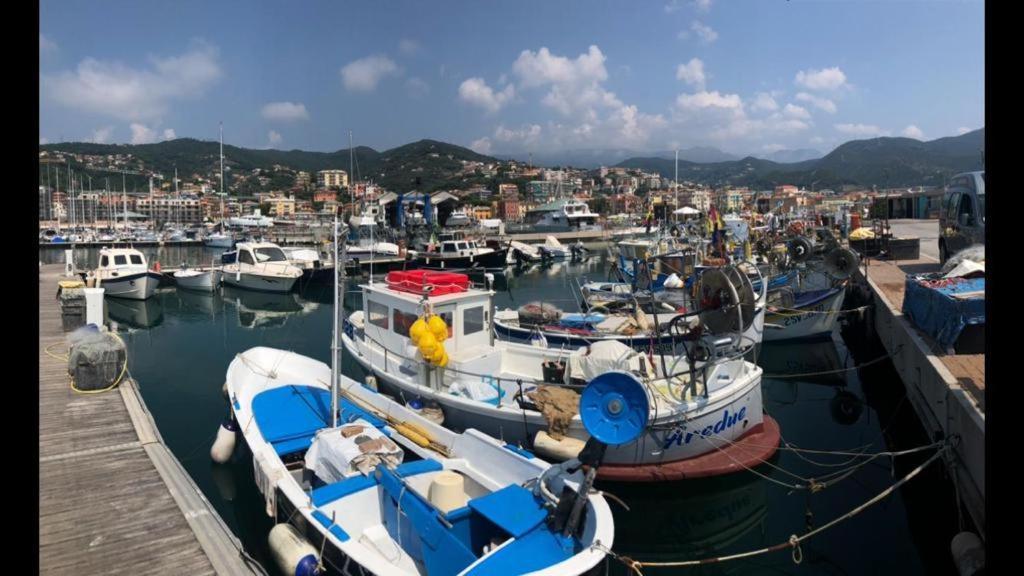 Grande Bilocale Con Giardino E Posto Auto Privato Comodo Al Mare Varraze Exterior foto